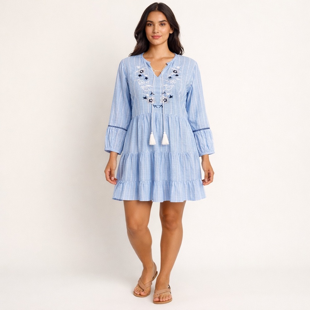 Free People Blue and White Textured Fabric Embroidered Floral Pattern Sz Small